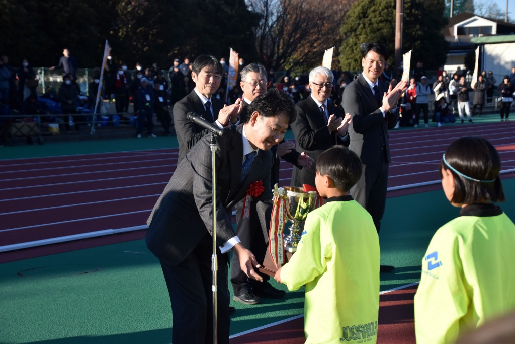 DSC_0446（表彰式＿優勝カップ贈呈２）